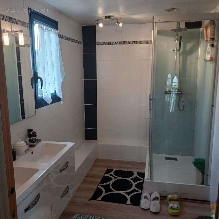 Maison à LA ROCHE-CHALAIS