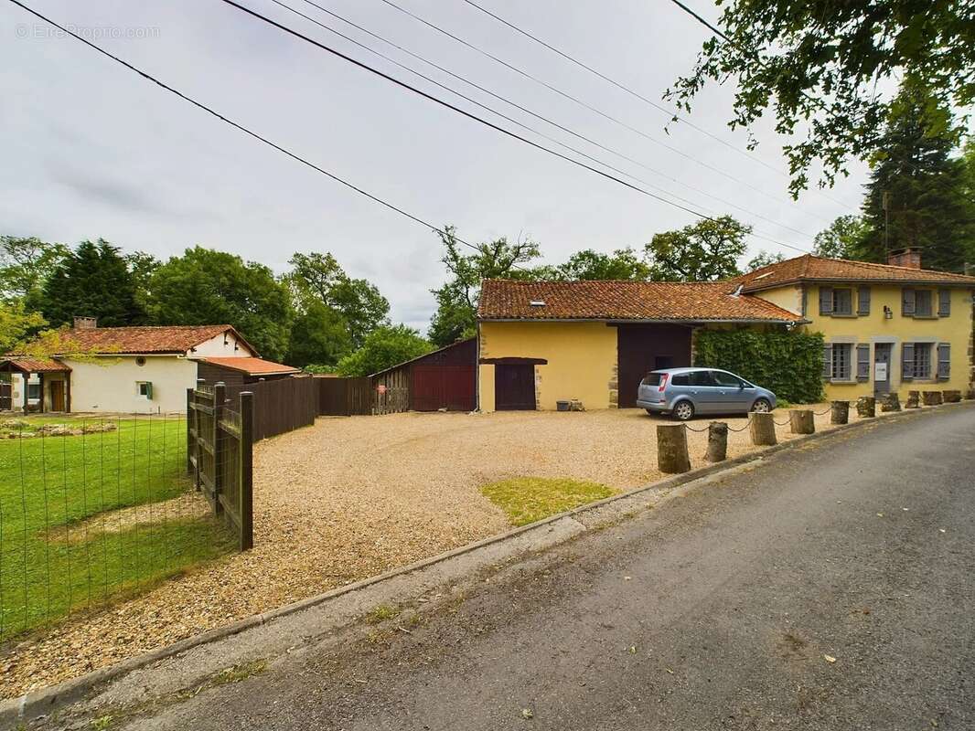 Petite maison en pierre situé dans un hameau - photo 17