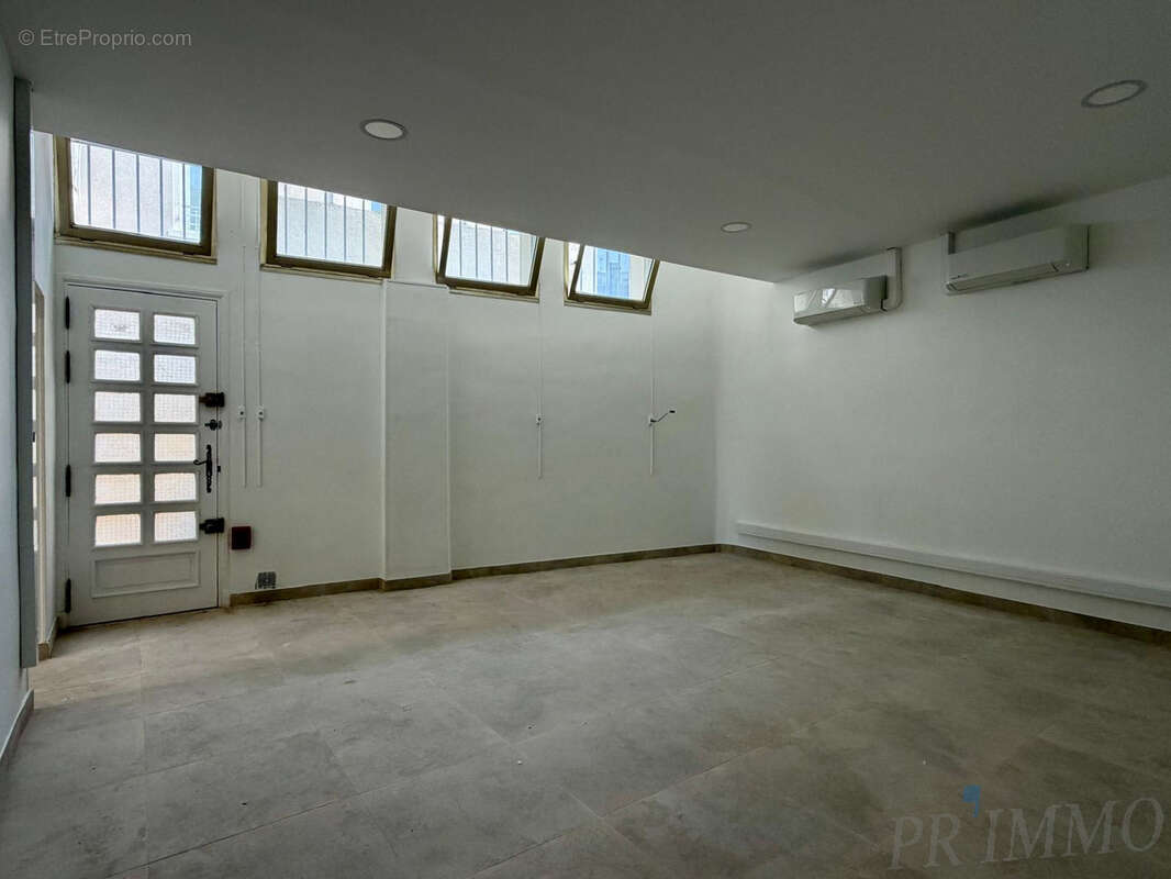 À vendre   local commercial 78 m2 rénové   centre-ville saint-raphaël - photo 3