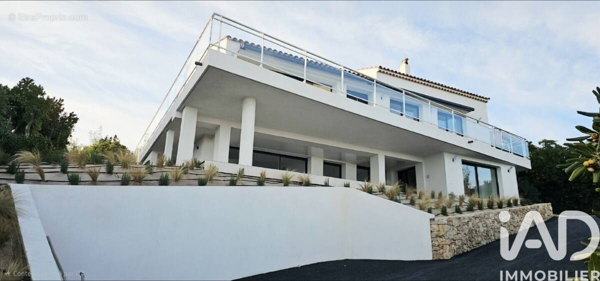 Photo 1 - Appartement à ROQUEBRUNE-SUR-ARGENS