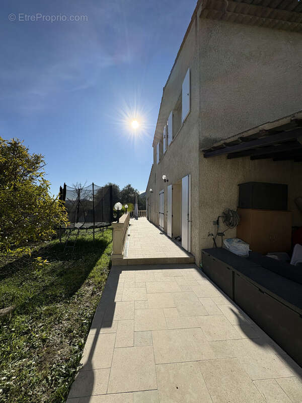 Maison à LA ROQUETTE-SUR-SIAGNE