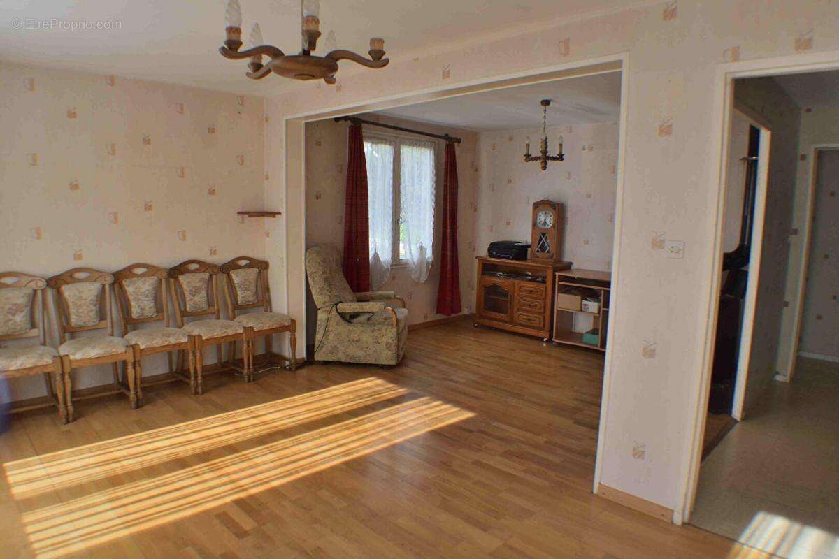 Maison 5 pieces 91 m² sur terrain de 12 ares 109500euros - photo 3
