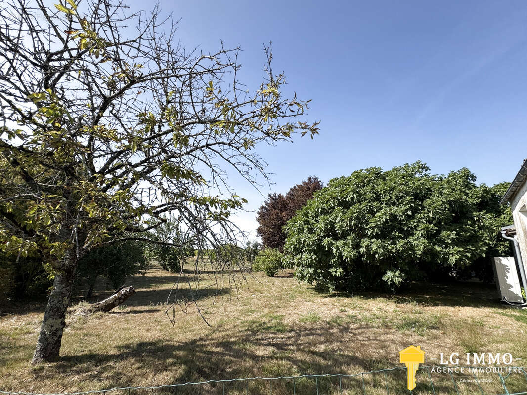 Maison de plain-pied au milieu de son jardin arboré d'arbres fruitiers avec grange de 346 m2 - photo 20