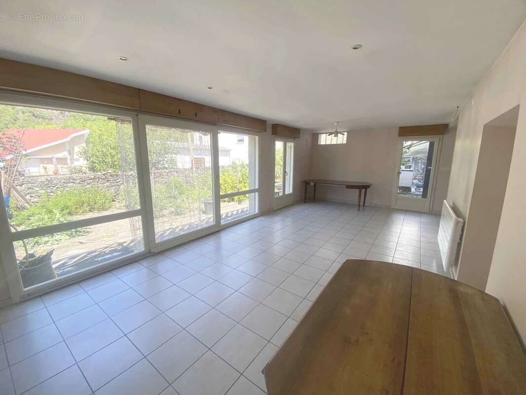 Maison mitoyenne de 185 m² composée de deux appartements ,jardin, terrasse, garage et cave à Séchilienne. - photo 7