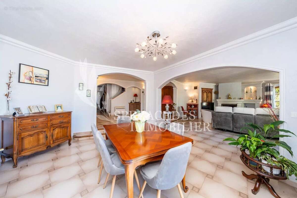 Maison à SAINT-CEZAIRE-SUR-SIAGNE