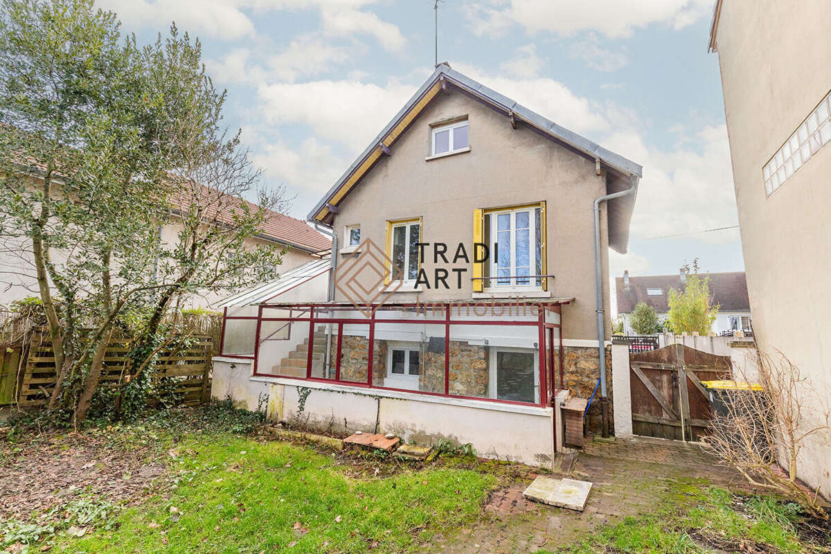 Maison à SAINTE-GENEVIEVE-DES-BOIS