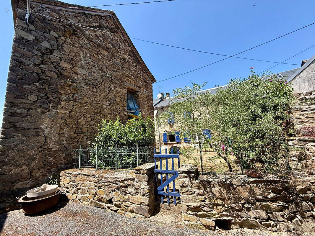 Ledergues - maison de caractère d'environ 150 m² - 6 pièces - 3 chambres - jardin - dépendances - photo 15