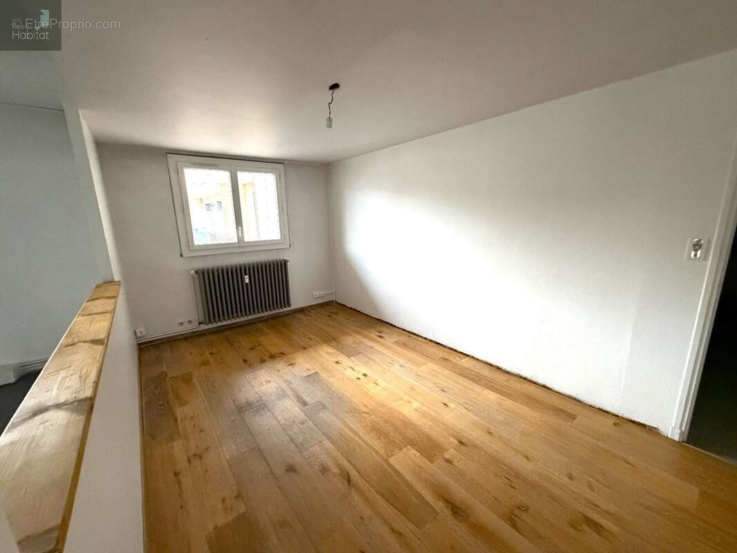 Local à usage de bureaux de 123 m² avec parking privé - photo 2