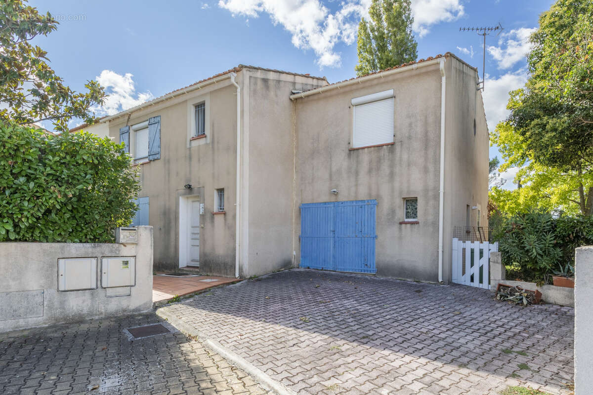 Maison à SIMIANE-COLLONGUE