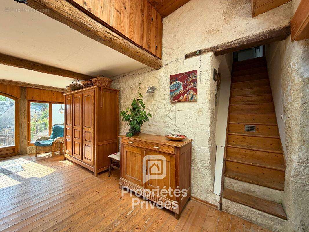 À vendre à azay-le-rideau (37190) : propriété de 236 m2 avec deux maisons - photo 4