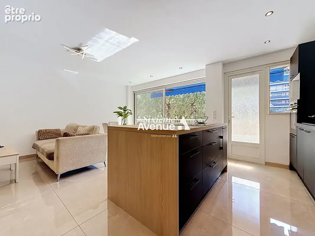 A vendre - Appartement rénové à Grasse 2 pièces de 53 m² avec parking et cave - photo 3
