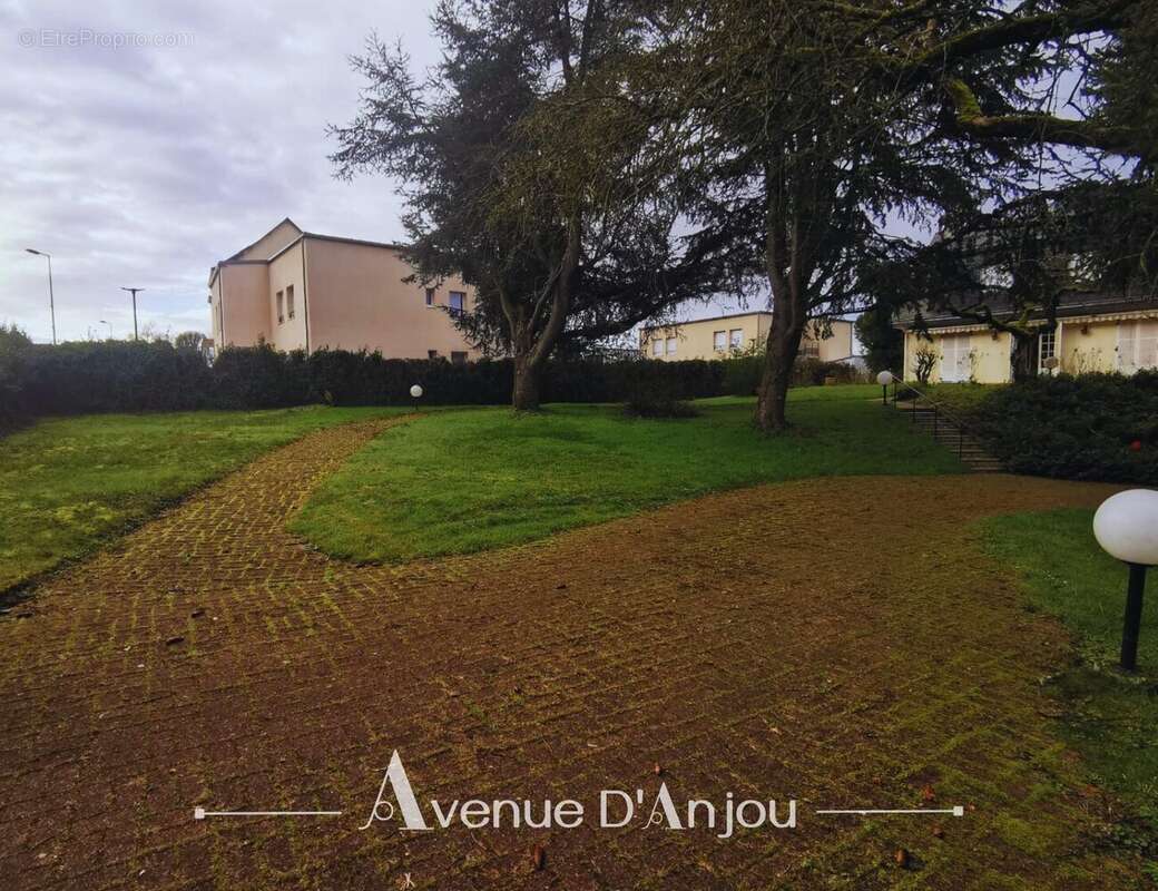 Terrain à SAINT-LAMBERT-LA-POTHERIE