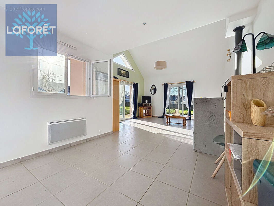 Maison à CHATEAUNEUF-DU-FAOU