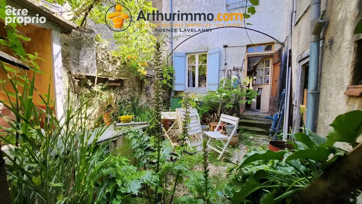 Grande maison de village de caractère à rénover avec jardin clos de murs. - photo 15