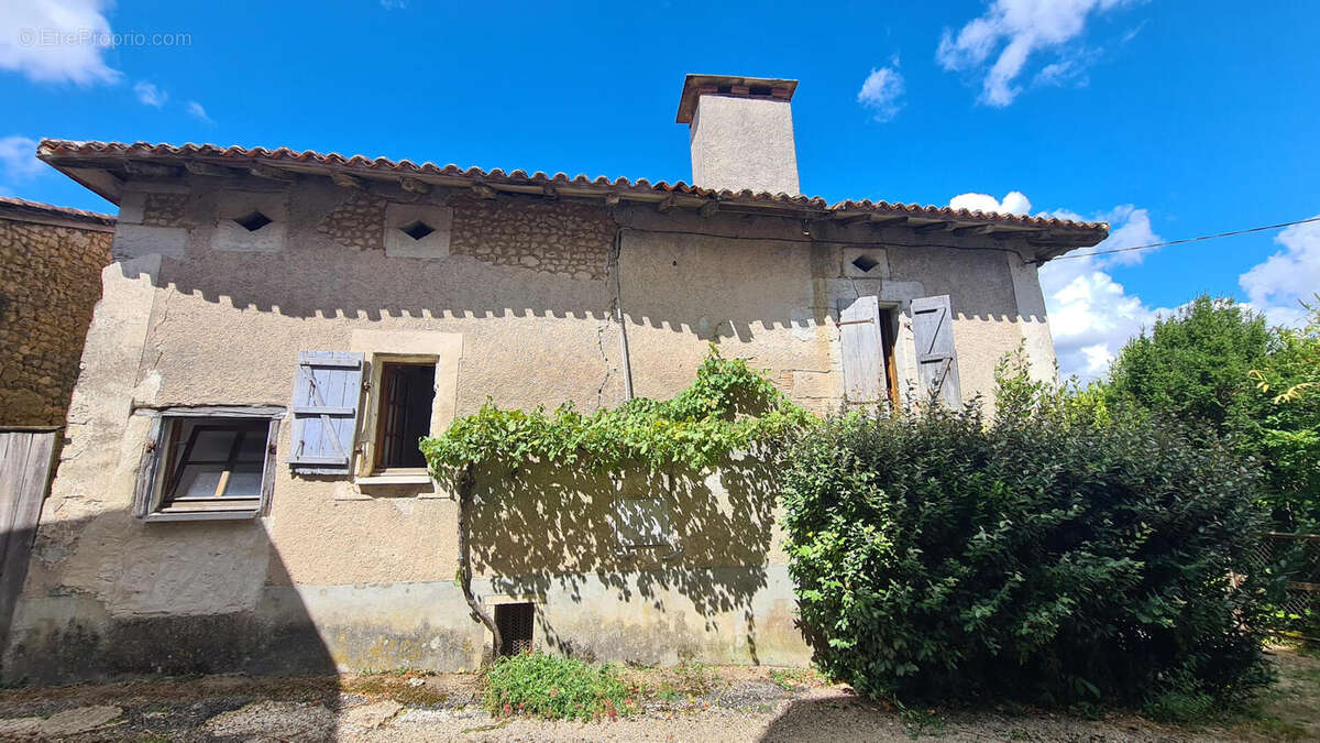 Jolie maison de village. 4 chambres, jardin clos, piscine. Proche Aubeterre. - photo 17