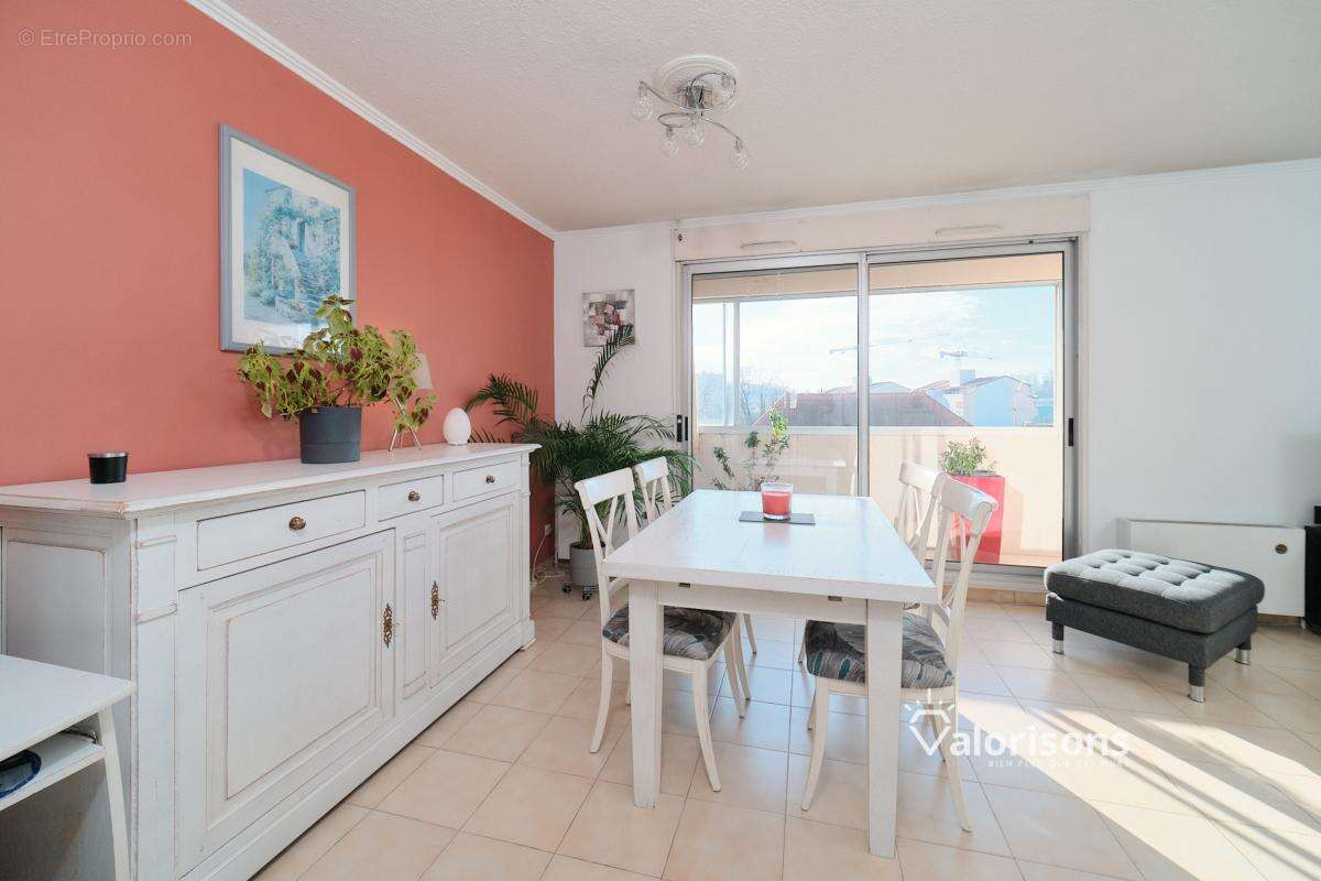 Appartement à MEYZIEU