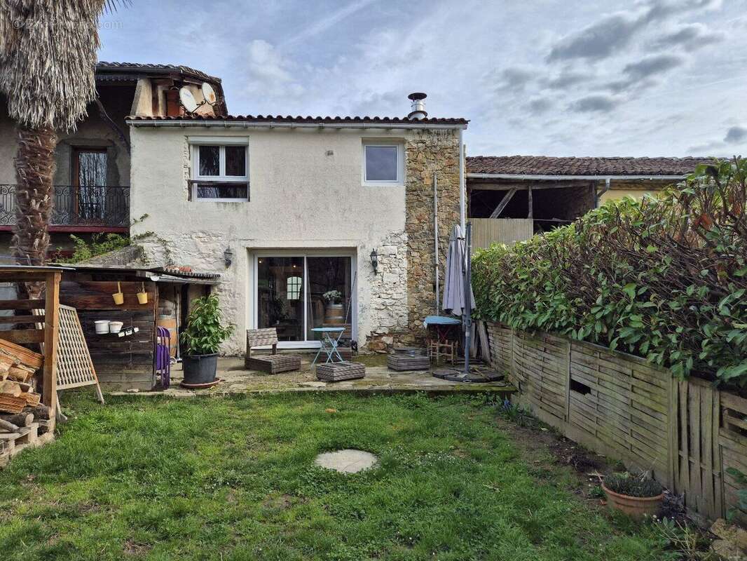 Propriété de 2 maisons sur terrain de 5817 m² - photo 18