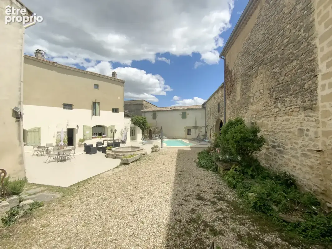 Mas de village du XIXo siècle avec cour , piscine dans un village avec commerces. - photo 14