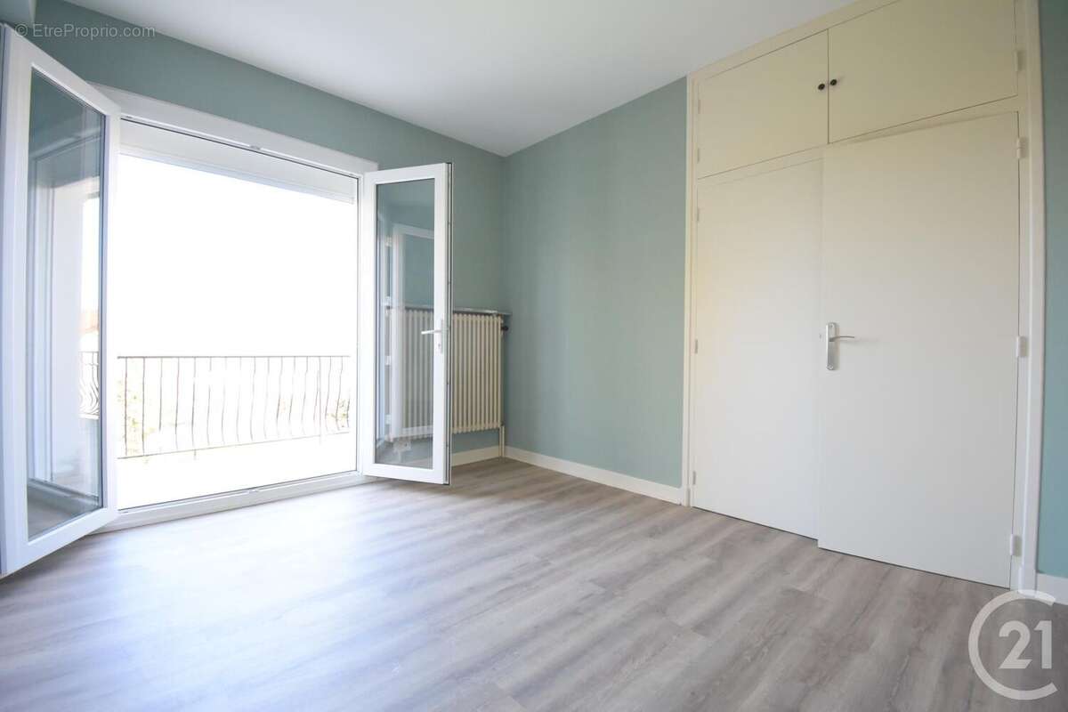 Maison à CREUZIER-LE-VIEUX