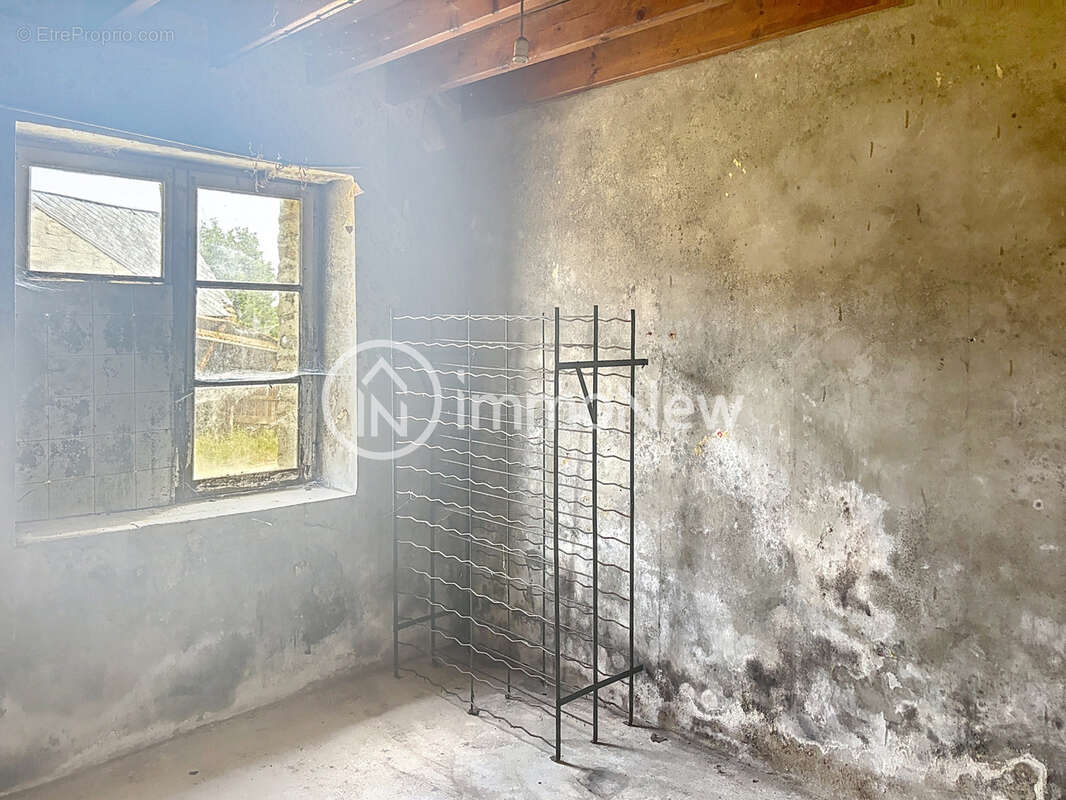 Maison en pierre a renover 100 m2 avec un terrain de 1400 m2 environ et dependances - photo 10