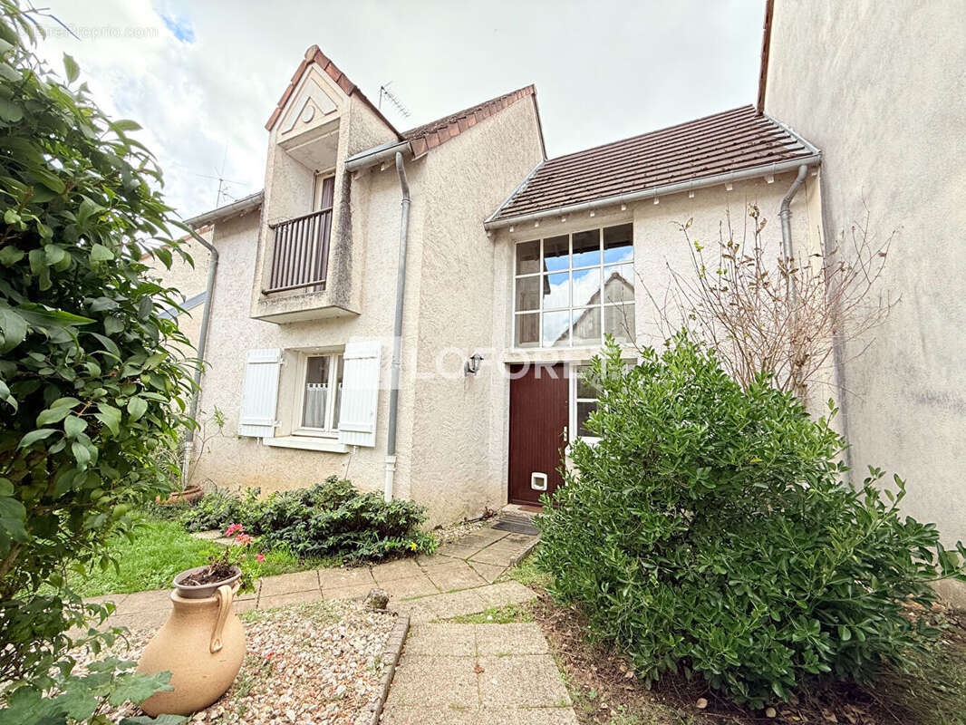 Maison à LA CHAUSSEE-SAINT-VICTOR