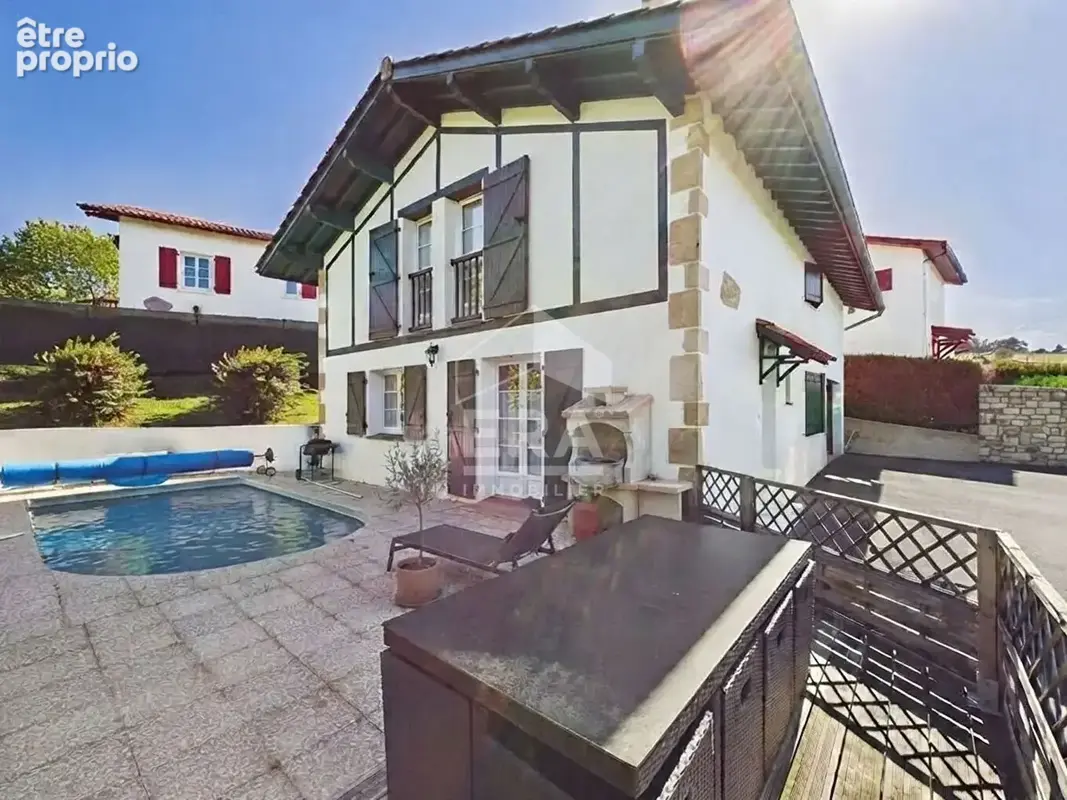 Espelette - Maison à Vendre - avec piscine au coeur d'Espelette. - photo 9