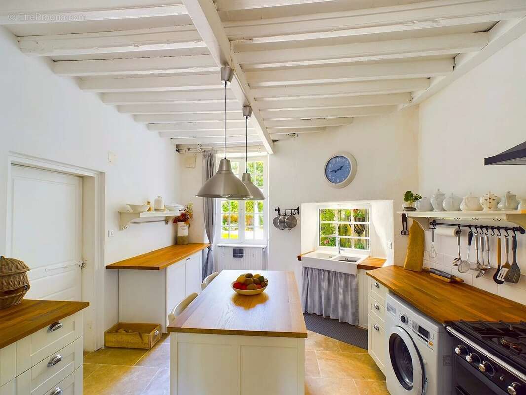 Maison à LA ROCHEBEAUCOURT-ET-ARGENTINE