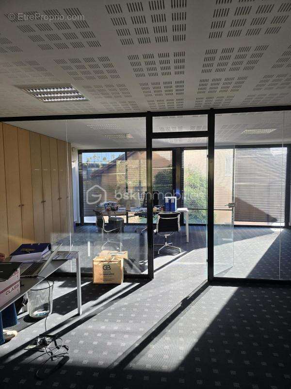Immeuble de bureaux sur 3 niveaux avec appartement indépendant, opportunité d'investissement rare - photo 13