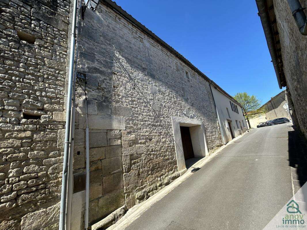 A vendre en face de l'abbaye de bassac, maison de village (7 - photo 2