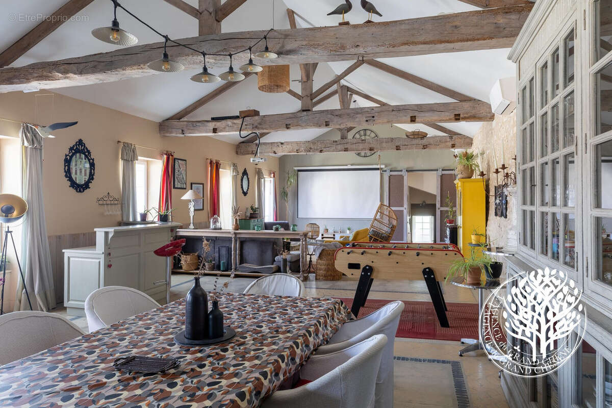 pièce à vivre XXL poutres apparentes Saintes - Appartement à SAINTES