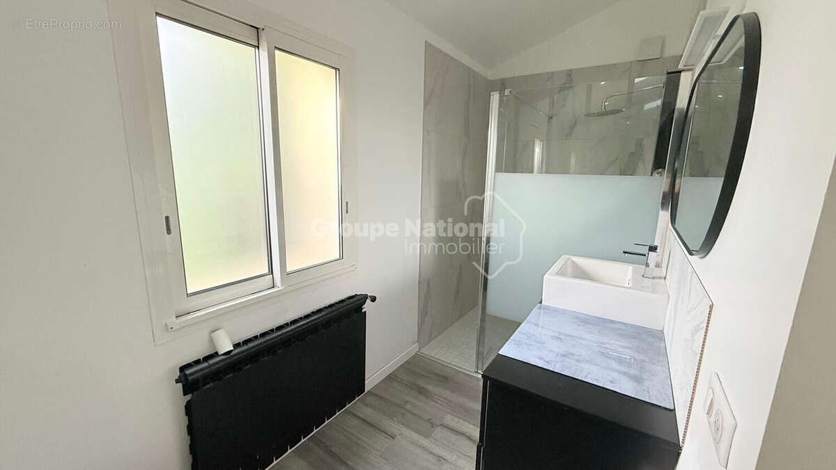 Maison à ENTRAIGUES-SUR-LA-SORGUE