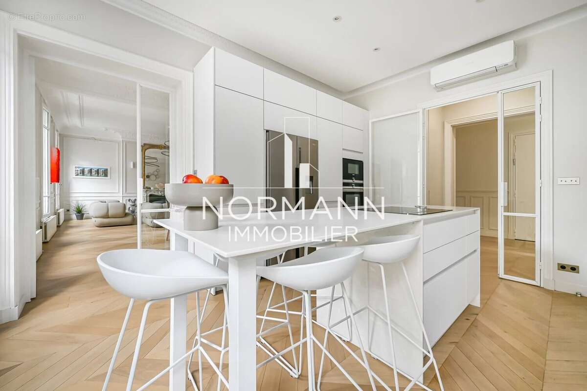 Appartement à PARIS-8E