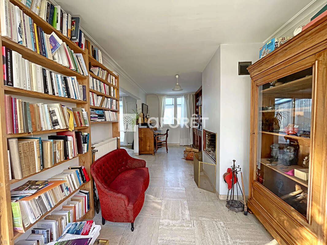 Maison à LE CHAMBON-FEUGEROLLES