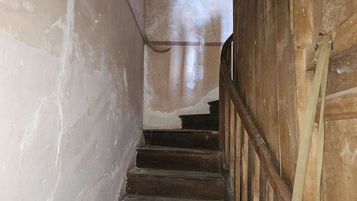 Maison ancienne avec dépendances et terrain à rénover - photo 8