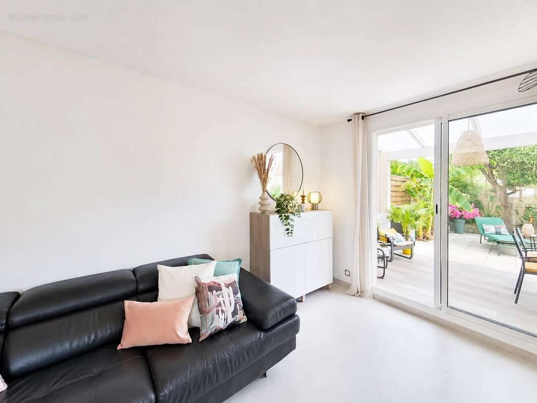 HYÈRES, PROCHE DE LA GARE – Maison avec 3 chambres, jardin, garage et stationnement - photo 8