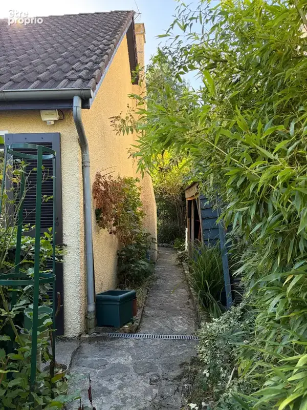HAUT BUC  Maison individuelle 5 chambres (3 de plain-pied) garage et jardin roseraie - photo 16