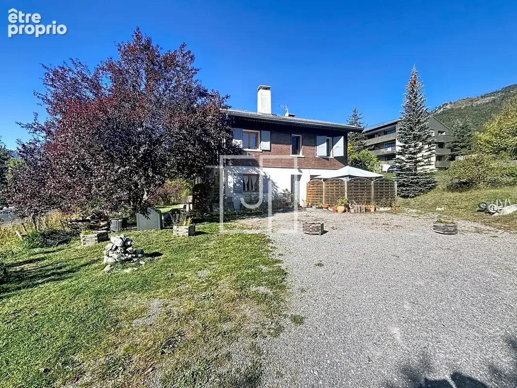 Maison composée de 3 appartements avec terrain et combles aménageables   Barcelonnette (04400) - photo 3