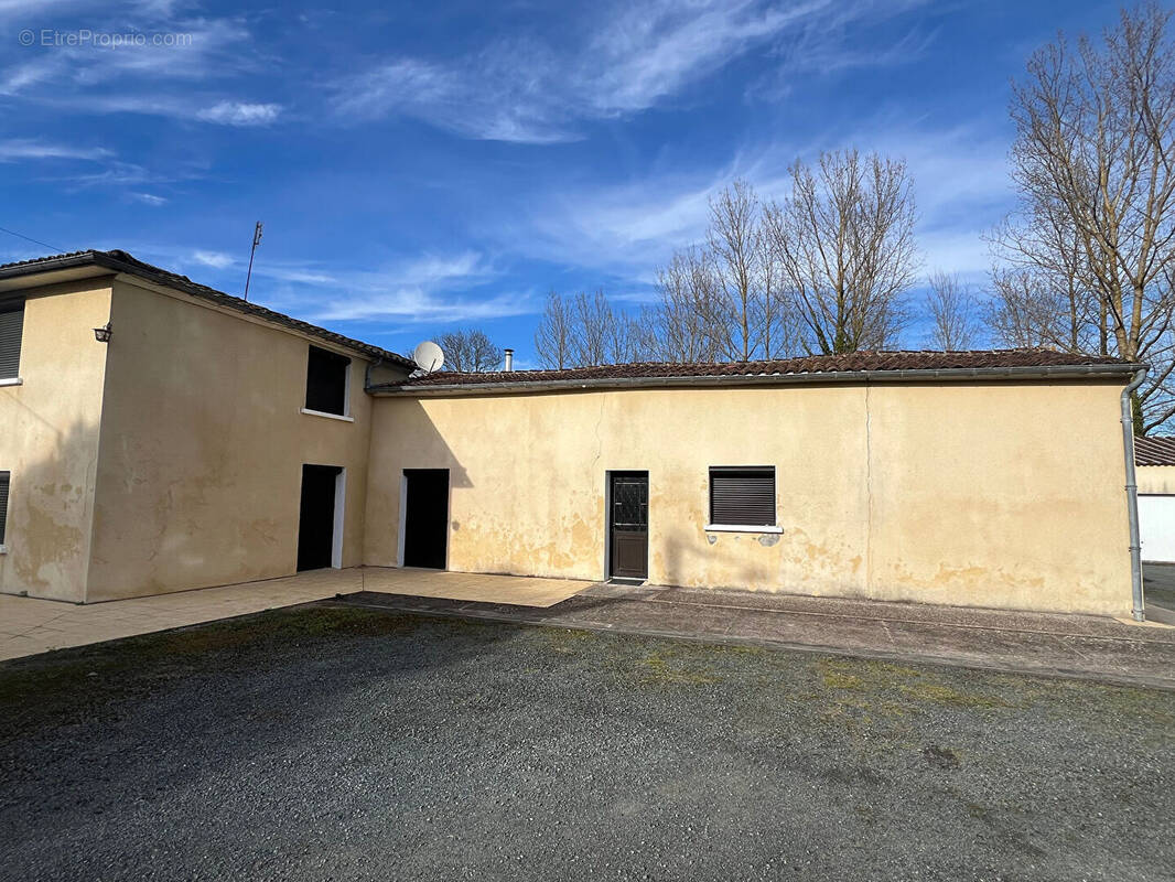 Maison à GENSAC-LA-PALLUE