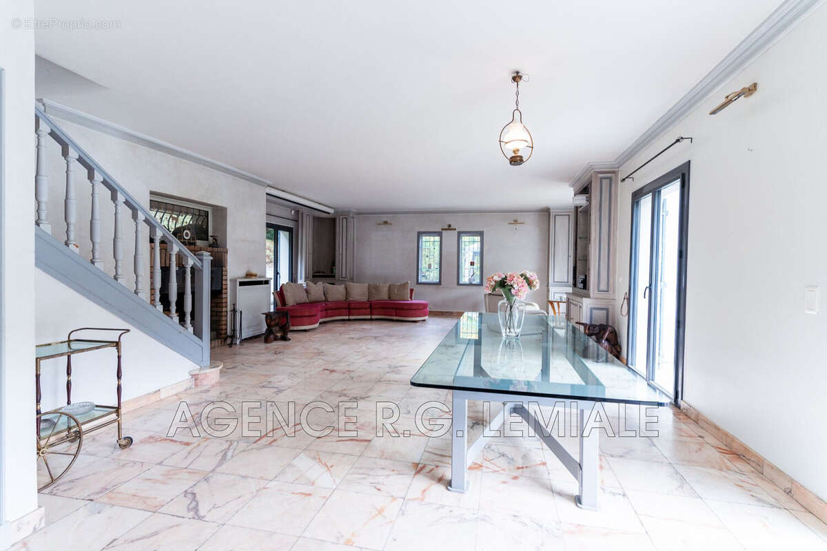 Maison à LE MESNIL-LE-ROI