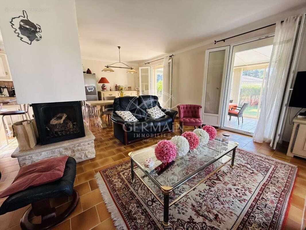 L'Isle-sur-la-Sorgue, à vendre en EXCLUSIVITÉ, maison de plain-pied avec piscine et garage sur 1000 m² de terrain. - photo 4