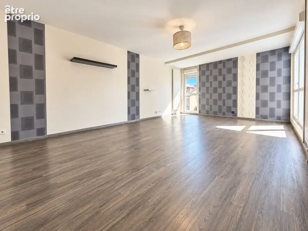 Derrière l'office du tourisme, appartement de 76m2 avec balcon et parking privé - photo 2
