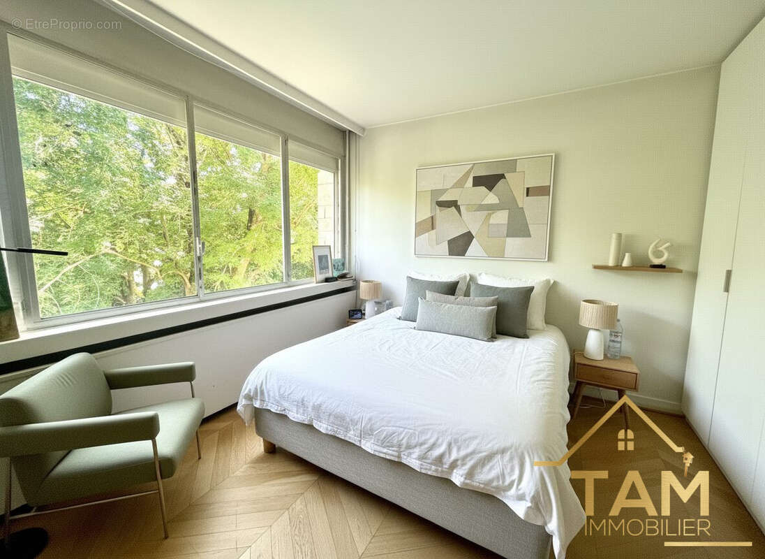 chambre 1 - Appartement à MARNES-LA-COQUETTE