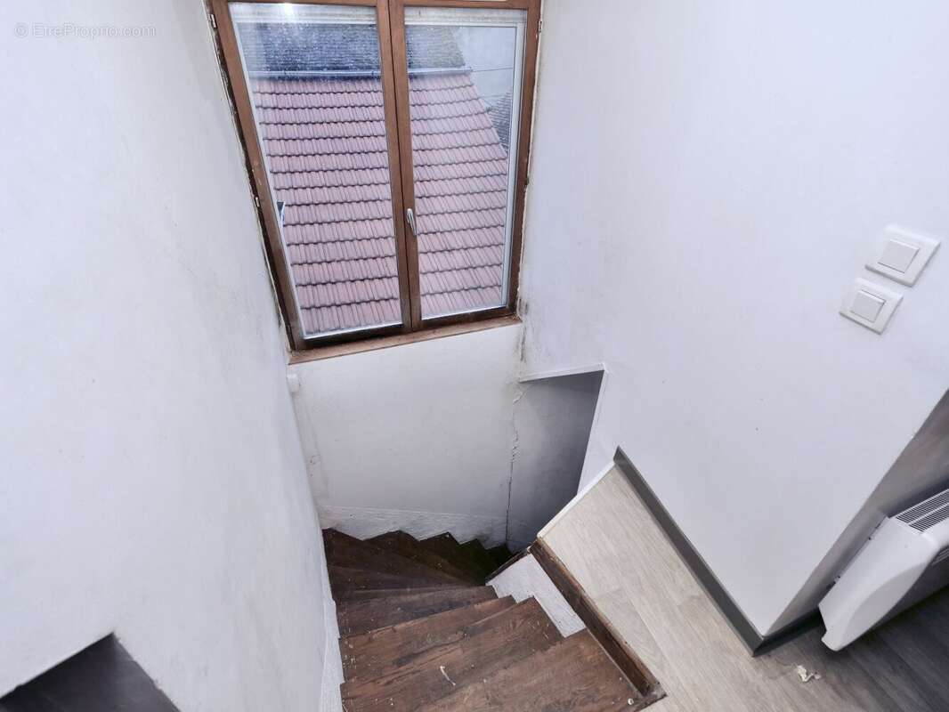 Studio 1er étage (escalier d&#039;accès) - Appartement à BRIENON-SUR-ARMANCON