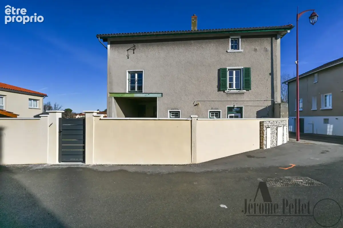 Maison ancienne avec cachet et beaux volumes - Centre de Ternay - photo 1