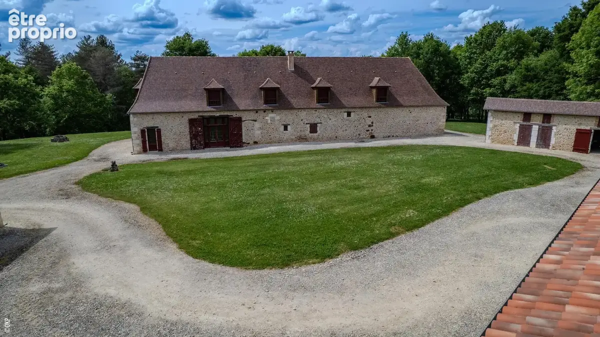 Domaine d'exception sur 100 hectares de forêt privée et bâtis en pierre. Vidéo sur demande - photo 3