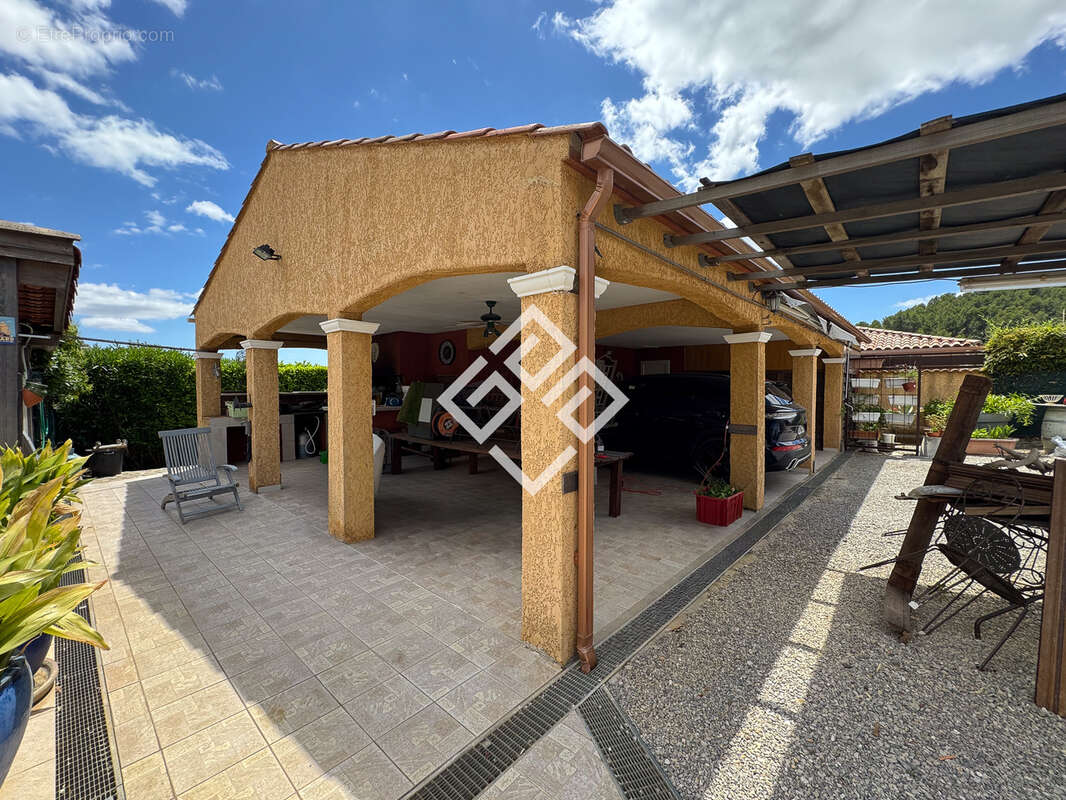 Villa de prestige avec piscine et dépendance. - photo 11