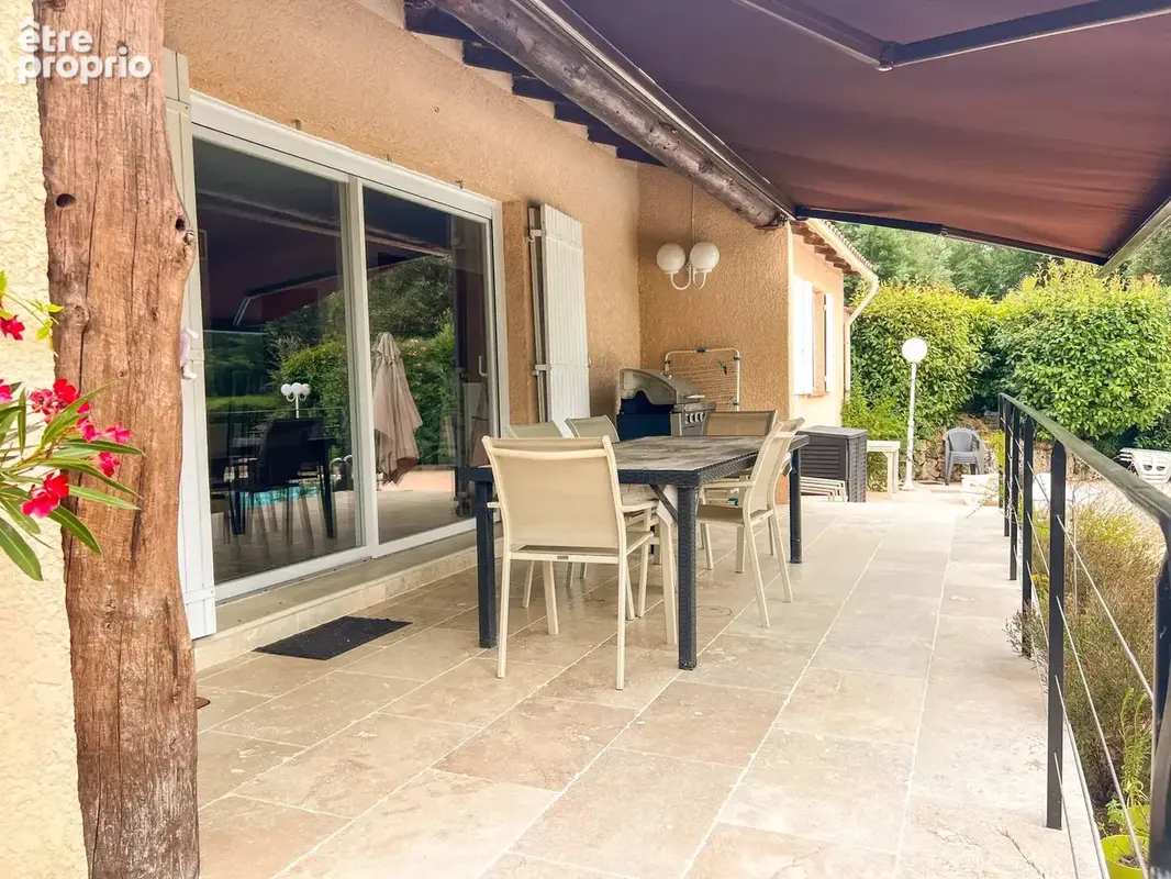 BAGNOLS EN FORET - Villa plain-pied avec piscine - photo 4