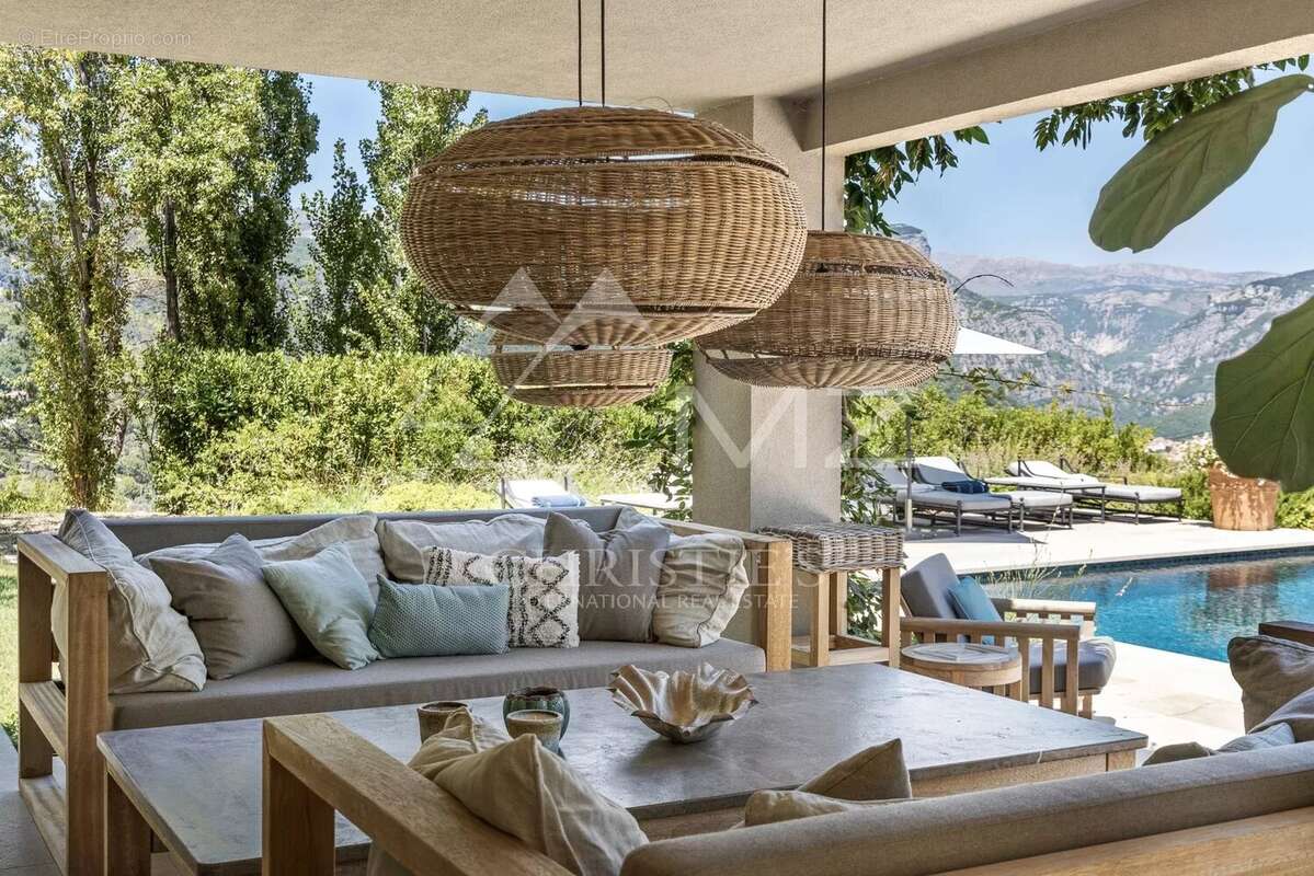 Maison à CHATEAUNEUF-GRASSE