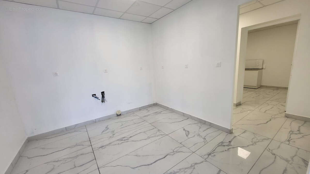 Commerce à VENELLES