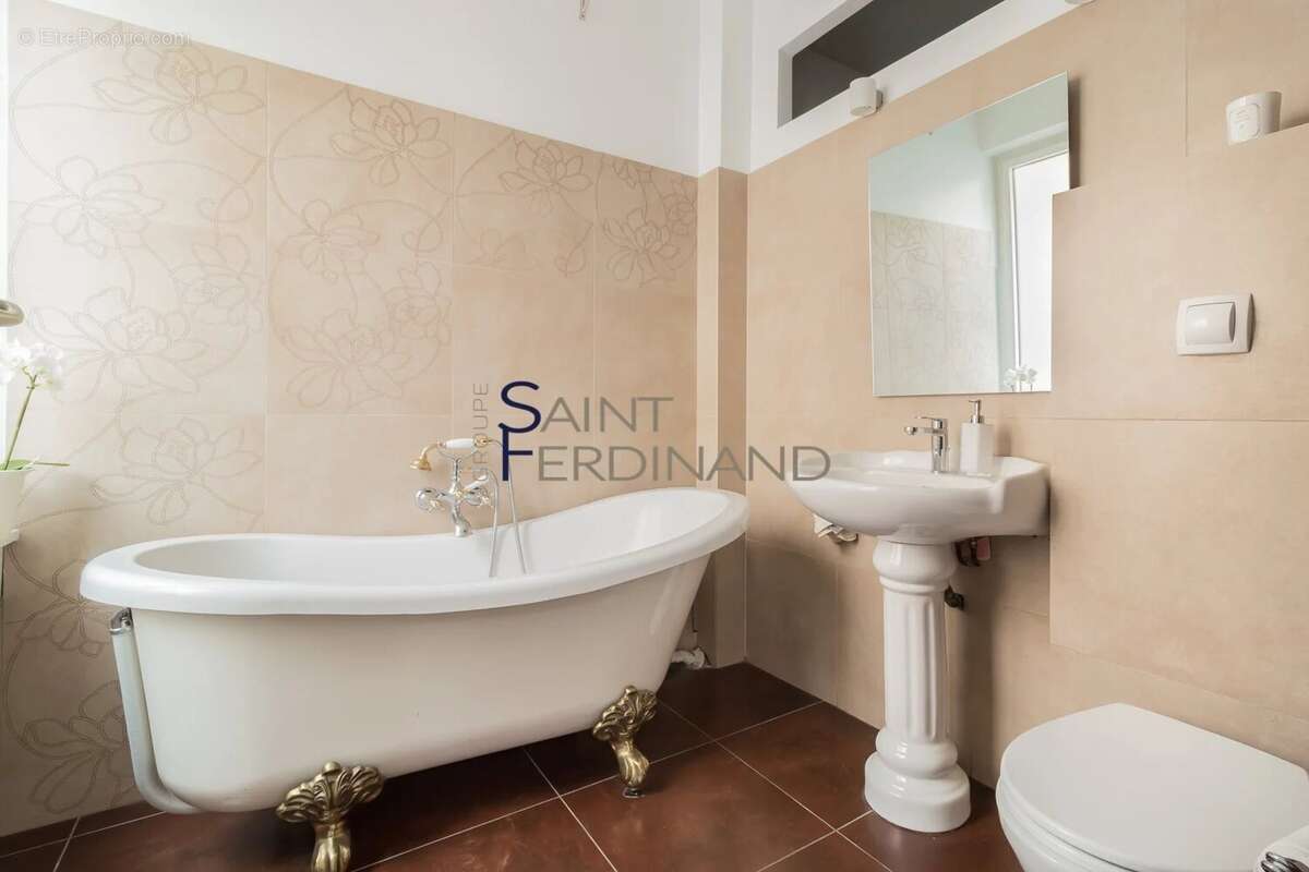 Appartement à PARIS-16E